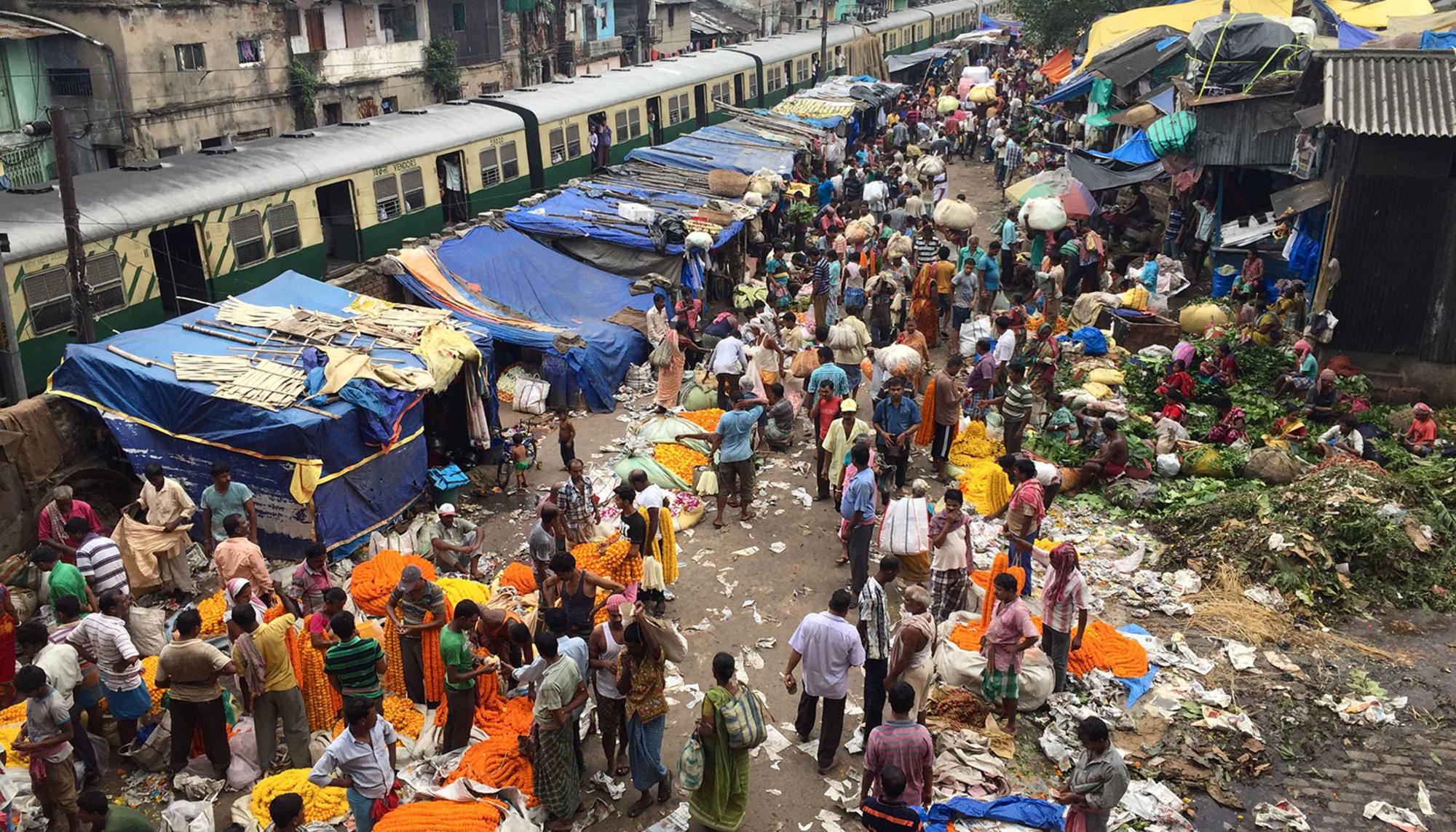 Mercado junto a las vías del tren en Calcuta, India.